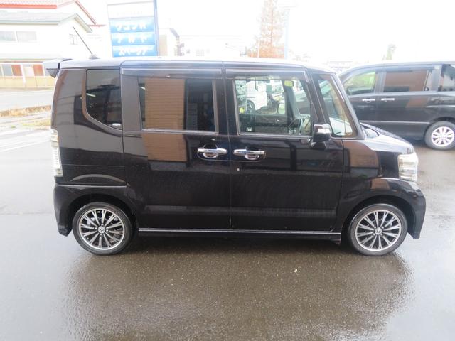 N-BOXカスタム G ターボSSパッケージ 4WD ワンオーナー 両側パワースライド 純正ナビ バックカメラ ETC 純正エアロ HIDライトフオグランプ 純正15インチアルミ 純正エンジンスターター USBケーブル フロアイルミネーション(3枚目)