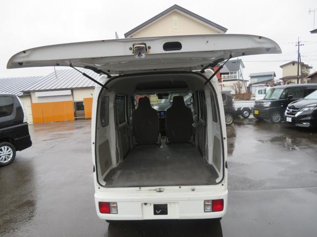 スクラム ＰＣ　スペシャルハイルーフ４ＷＤ　禁煙車　グー保証１年付き　社外ナビ　バックカメラ　ブルトウース機能　ドライブレコーダー　キーレス　セーフテイサポート　スタッドレスタイヤ付　オーバーヘッドコンソール（10枚目）