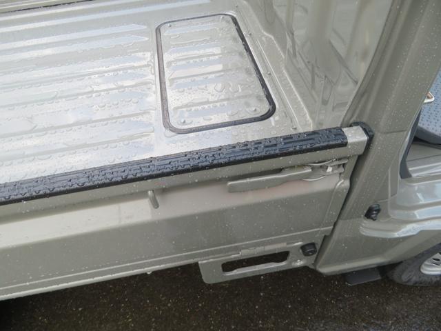 キャリイトラック ＫＣエアコン・パワステ農繁仕様　５速マニュアル４ＷＤ　４枚リーフスプリング　デフロック付き　キーレス　パワーウインド　アッパーメンバーガード　サイドバイザー　オートライト　リアパーキングセンサー　荷台作業灯（19枚目）