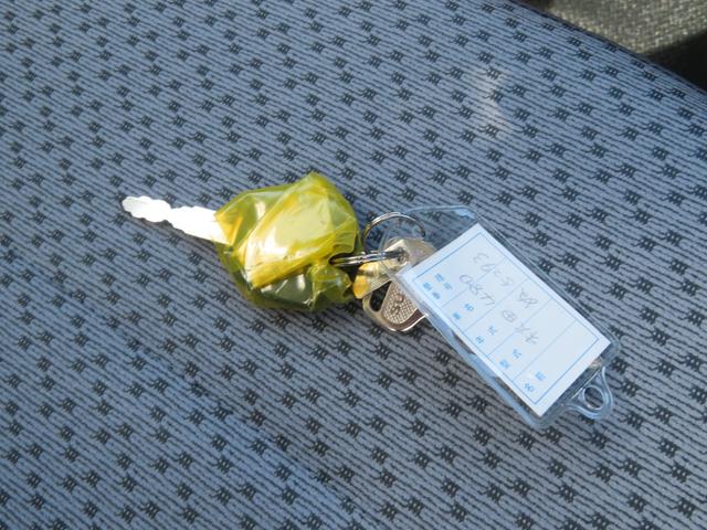 キャリイトラック ＫＣエアコン・パワステ農繁仕様　５速マニュアル４ＷＤ　４枚リーフスプリング　デフロック付き　キーレス　パワーウインド　アッパーメンバーガード　サイドバイザー　オートライト　リアパーキングセンサー　荷台作業灯（31枚目）