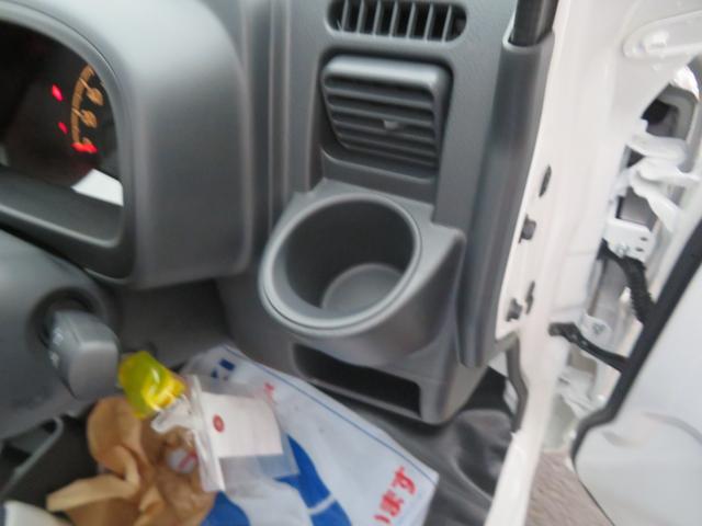 キャリイトラック ＫＣエアコン・パワステ　４ＷＤ５速マニュアル　最終型　エアコンパワステ　キーレス　パワーウインド　オートライト　アイドリングストップ機能　サイドバイザー　アッパーメンバーガード　横滑り防止（26枚目）