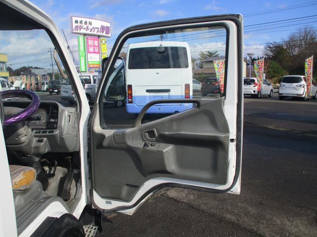 キャンター 全低床　４ＷＤ　荷台塗装済　荷台床板張替済　最大積載量１５００ｋｇ（9枚目）
