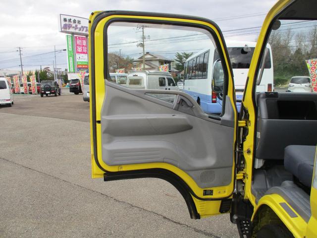 キャンター 全低床ダンプ　４ＷＤ　新品メッキパーツ　エアコン　パワステ　パワーウィンドウ（12枚目）