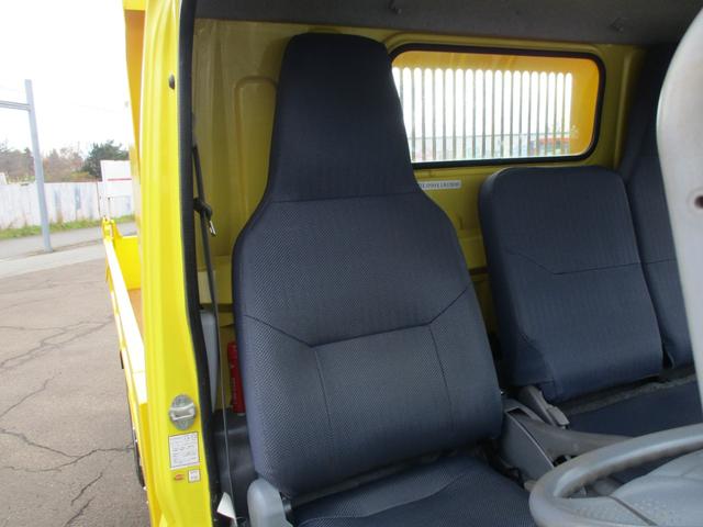 キャンター 全低床ダンプ　４ＷＤ　新品メッキパーツ　エアコン　パワステ　パワーウィンドウ（14枚目）