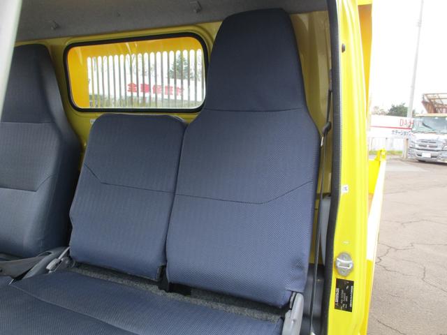 キャンター 全低床ダンプ　４ＷＤ　新品メッキパーツ　エアコン　パワステ　パワーウィンドウ（16枚目）