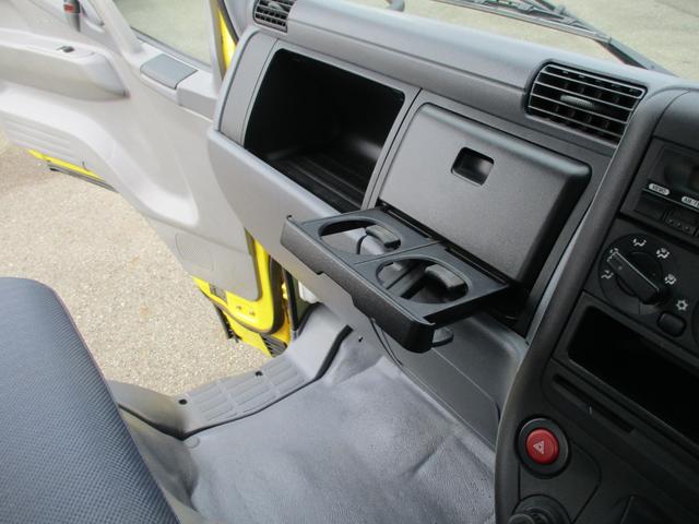 キャンター 全低床ダンプ　４ＷＤ　新品メッキパーツ　エアコン　パワステ　パワーウィンドウ（30枚目）