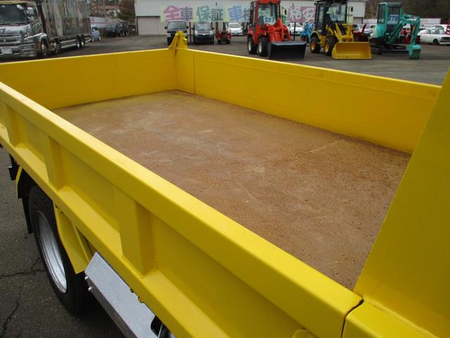 キャンター 全低床ダンプ　４ＷＤ　新品メッキパーツ　エアコン　パワステ　パワーウィンドウ（33枚目）