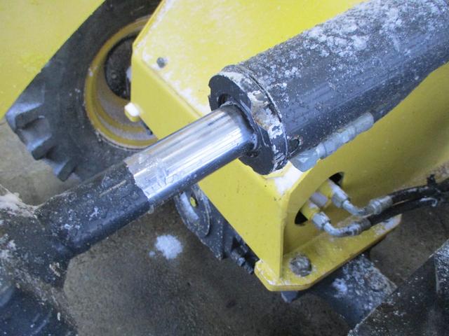 日本 ベースグレード　４ＷＤ　稼働時間３８４５ｈｒｓ　ヒーター（9枚目）