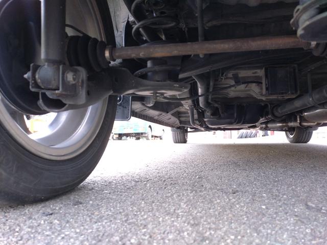 弊社は陸運局認証工場です。ブレーキなどの分解整備を仕事として行えるのは、国の認可を受けている「認証工場」だけです。