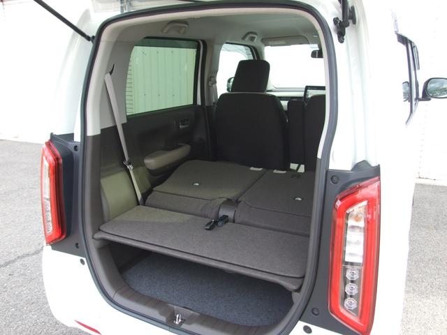 後部座席を倒すと広々ラゲッジスペース