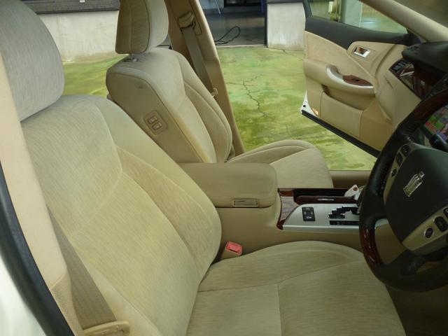 クラウン ３．０ロイヤルサルーンｉ－Ｆｏｕｒ　プレミアムＥＤ　４ＷＤ　純正ＨＤＤナビ　ＴＶ　Ｂカメラ　ＥＴＣ　サンルーフ　パワーシート（19枚目）