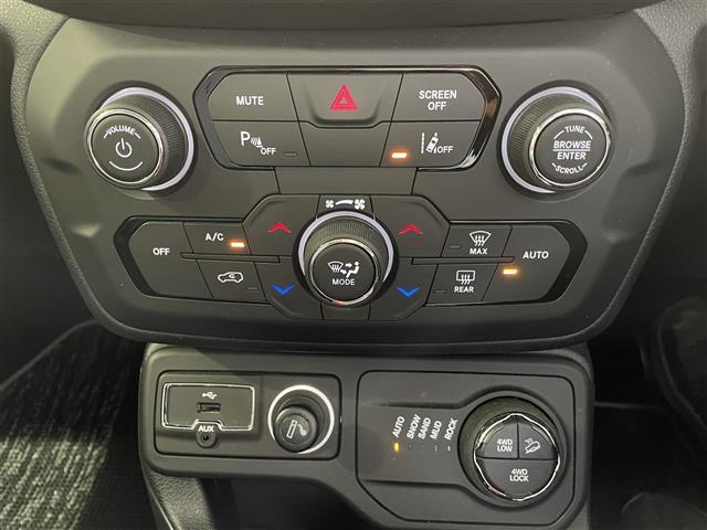 ジープ・レネゲード トレイルホーク　ワンオーナー　４ＷＤ　純正ナビ　クルーズコントロール　リアクリアランスソナー　アイドリングストップ　バックカメラ　ルーフレール　プッシュスタート　オートライト　ＬＥＤライト　フォグ　リアフォグ　ＥＴＣ（6枚目）