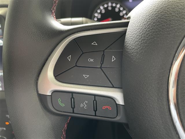 ジープ・レネゲード トレイルホーク　ワンオーナー　４ＷＤ　純正ナビ　クルーズコントロール　リアクリアランスソナー　アイドリングストップ　バックカメラ　ルーフレール　プッシュスタート　オートライト　ＬＥＤライト　フォグ　リアフォグ　ＥＴＣ（9枚目）