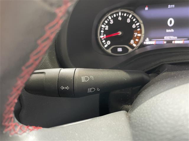 ジープ・レネゲード トレイルホーク　ワンオーナー　４ＷＤ　純正ナビ　クルーズコントロール　リアクリアランスソナー　アイドリングストップ　バックカメラ　ルーフレール　プッシュスタート　オートライト　ＬＥＤライト　フォグ　リアフォグ　ＥＴＣ（11枚目）