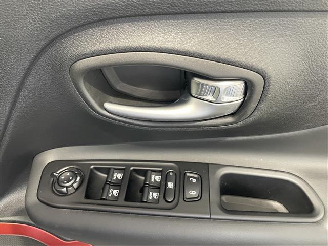 ジープ・レネゲード トレイルホーク　ワンオーナー　４ＷＤ　純正ナビ　クルーズコントロール　リアクリアランスソナー　アイドリングストップ　バックカメラ　ルーフレール　プッシュスタート　オートライト　ＬＥＤライト　フォグ　リアフォグ　ＥＴＣ（14枚目）