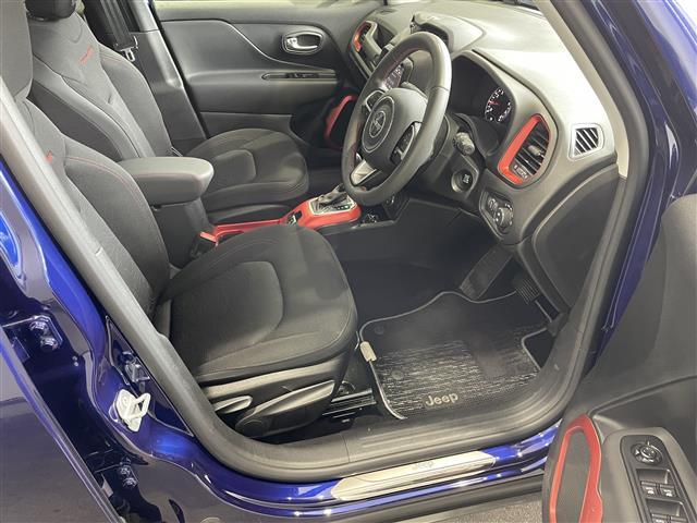 ジープ・レネゲード トレイルホーク　ワンオーナー　４ＷＤ　純正ナビ　クルーズコントロール　リアクリアランスソナー　アイドリングストップ　バックカメラ　ルーフレール　プッシュスタート　オートライト　ＬＥＤライト　フォグ　リアフォグ　ＥＴＣ（22枚目）