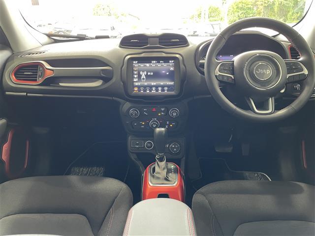 ジープ・レネゲード トレイルホーク　ワンオーナー　４ＷＤ　純正ナビ　クルーズコントロール　リアクリアランスソナー　アイドリングストップ　バックカメラ　ルーフレール　プッシュスタート　オートライト　ＬＥＤライト　フォグ　リアフォグ　ＥＴＣ（40枚目）
