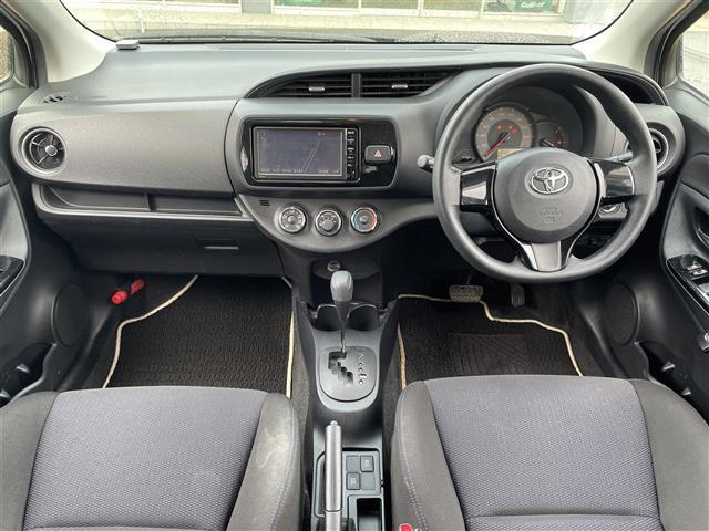 ヴィッツ １．３Ｆ　ＬＥＤエディション　４ＷＤ　純正メモリーナビ　純正エンジンスターター　バックカメラ　ビルトインＥＴＣ　ドライブレコーダー　オートライト　ＬＥＤライト　プッシュスタート　ドアバイザー　フロアマット（13枚目）