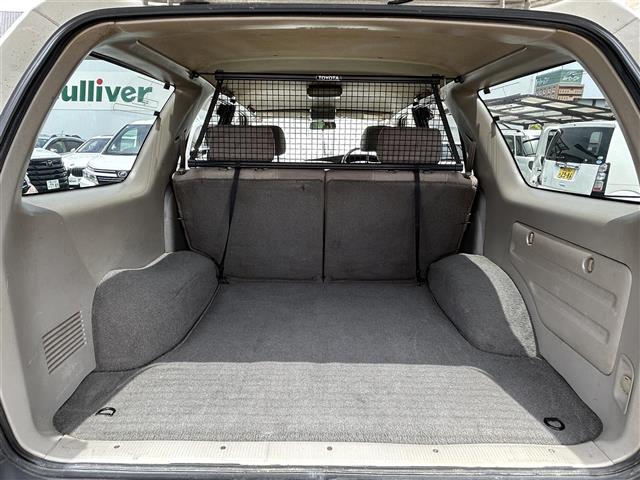 ハイラックスサーフ ＳＳＲ－Ｇ　４ＷＤ／Ｃａｒｒｏｚｚｅｒｉａオーディオ／ＣＤ／ＡＭ／ＦＭ／音楽再生／オートエアコン／バックドアガラス開閉／ＡＣ１００Ｖ／ハロゲンヘッドライト／純フロアマット／純ドアバイザー／Ｗエアバック／スペアキー（22枚目）