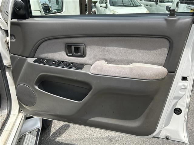 ハイラックスサーフ ＳＳＲ－Ｇ　４ＷＤ／Ｃａｒｒｏｚｚｅｒｉａオーディオ／ＣＤ／ＡＭ／ＦＭ／音楽再生／オートエアコン／バックドアガラス開閉／ＡＣ１００Ｖ／ハロゲンヘッドライト／純フロアマット／純ドアバイザー／Ｗエアバック／スペアキー（24枚目）