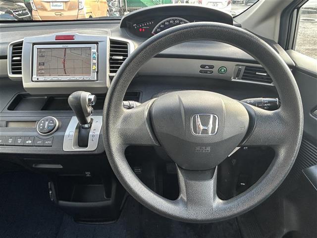 フリード Ｇ　ジャストセレクション　純正ナビ（ＣＤ／ＦＭ／ＡＭ／ワンセグＴＶ）　片側スライドドア　ＥＴＣ　純正フロアマッド　オートライト　ＡＢＳ　社外ホイール付き４本積込み（3枚目）