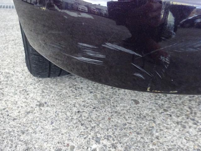 Ｆスポイラー傷。磨いて薄くなります