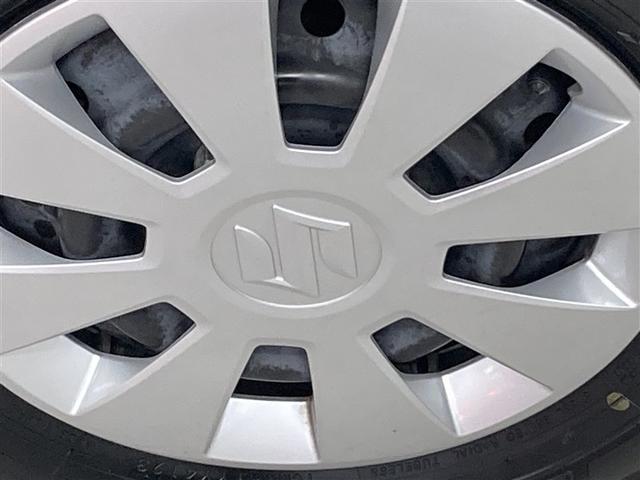 ホイールキャップ付きです。ホイールの上にカバーを付けています。デザインと空力の事も考えられています。