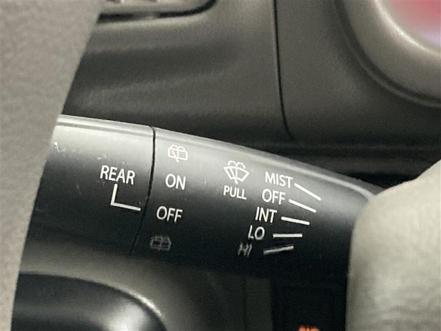 雨の日などに活躍するフロントワイパーと後方視界確保のためのリヤワイパーの作動スイッチ