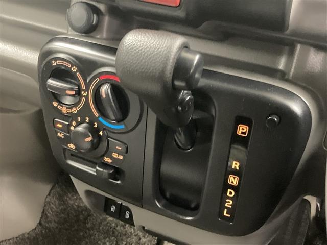 操作しやすいインパネシフト、自然な動きで操作できるようにハンドルに近いポジションにシフトレバーを配置しています。