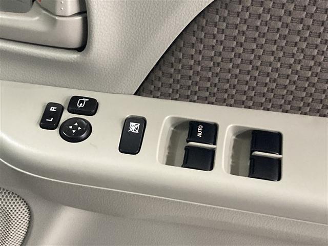 格納式リモコンドアミラーと、パワーウィンドウマスタースイッチです。車内の換気も運転席から簡単に行えます。