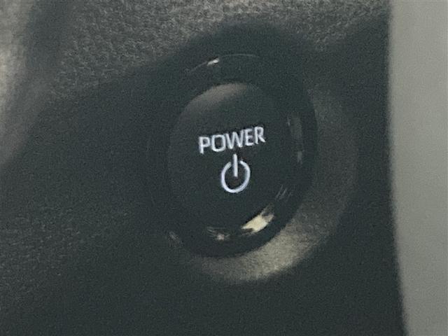 スマートキーを携帯していれば、ブレーキを踏みながらスイッチを押すだけでエンジンが始動出来ます。