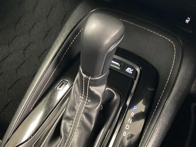 シフトレバーは扱いやすく、手になじむ形状。手を伸ばせばレバーに自然に届くちょうどいい位置に配置されています。