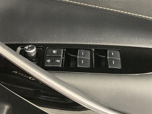 格納式リモコンドアミラーと、パワーウィンドウマスタースイッチです。車内の換気も運転席から簡単に行えます。