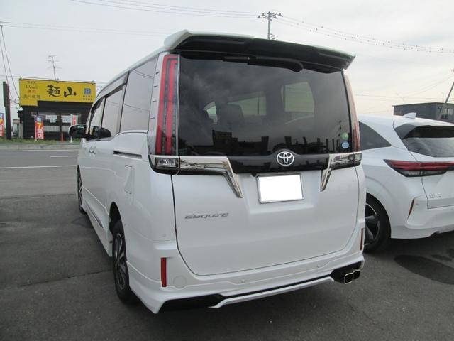 エスクァイア Ｇｉ　プレミアムパッケージ　ブラックテーラード　関東仕入れ　４ＷＤ　トヨタセーフティセンス　ハーフレザーシート　両側電動スライドドア　モデリスタフルエアロ　フルセグ対応純正１０型ナビ　純正１２．１型フリップダウンモニター　純正１５ＡＷ　スマートキー（4枚目）