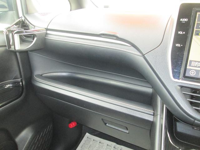 エスクァイア Ｇｉ　プレミアムパッケージ　ブラックテーラード　関東仕入れ　４ＷＤ　トヨタセーフティセンス　ハーフレザーシート　両側電動スライドドア　モデリスタフルエアロ　フルセグ対応純正１０型ナビ　純正１２．１型フリップダウンモニター　純正１５ＡＷ　スマートキー（26枚目）