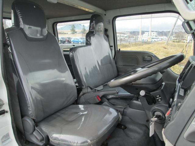 エルフトラック Ｗキャブフルフラットロー　青森県内仕入れ　４ＷＤ　オートマ　６人乗り　３．０ディーゼルターボ　積載量１．１５ｔ準中型免許で乗れます　純正ラジオプレーヤー　パワーウインド　ＥＴＣ　マニュアルエアコン　リアヒーター　キーレスキー（19枚目）