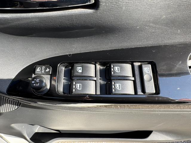 タント カスタムＲＳ　トップエディションＳＡＩＩ　４ＷＤ　両側電動スライドドア　衝突被害軽減システム　オートライト　ＬＥＤヘッドランプ　スマートキー　アイドリングストップ　電動格納ミラー　ベンチシート　ＣＶＴ　盗難防止システム　ＡＢＳ　ＥＳＣ　ＣＤ（9枚目）