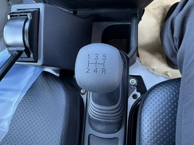 ハイゼットトラック 多目的ダンプ　４ＷＤ　ダンプ　ＭＴ　衝突被害軽減システム　クリアランスソナー　アイドリングストップ　オートライト　ＥＳＣ　エアコン　パワーステアリング　運転席エアバッグ　助手席エアバッグ（9枚目）