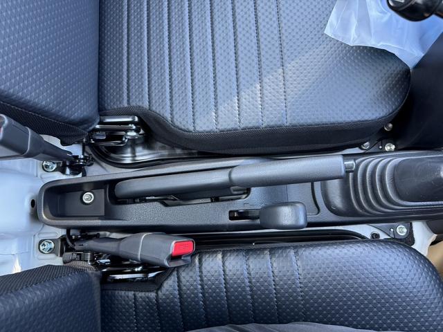 ハイゼットトラック 多目的ダンプ　４ＷＤ　ダンプ　ＭＴ　衝突被害軽減システム　クリアランスソナー　アイドリングストップ　オートライト　ＥＳＣ　エアコン　パワーステアリング　運転席エアバッグ　助手席エアバッグ（10枚目）