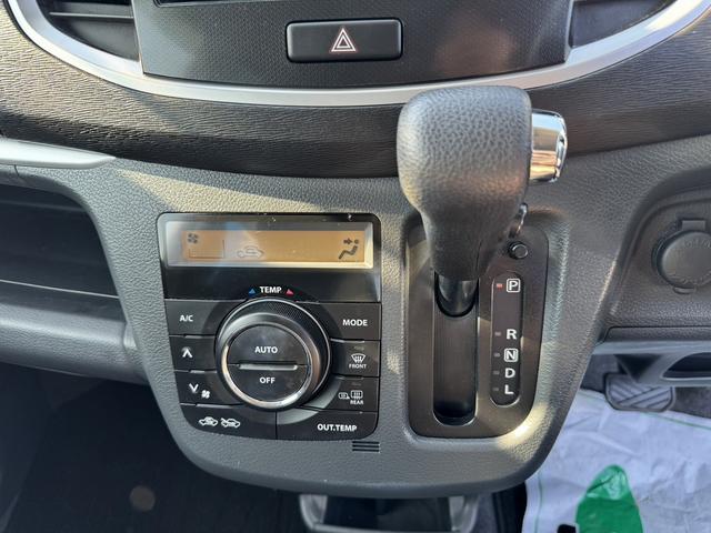 必ず使用するシフトレバー。確りと確認したいですね。