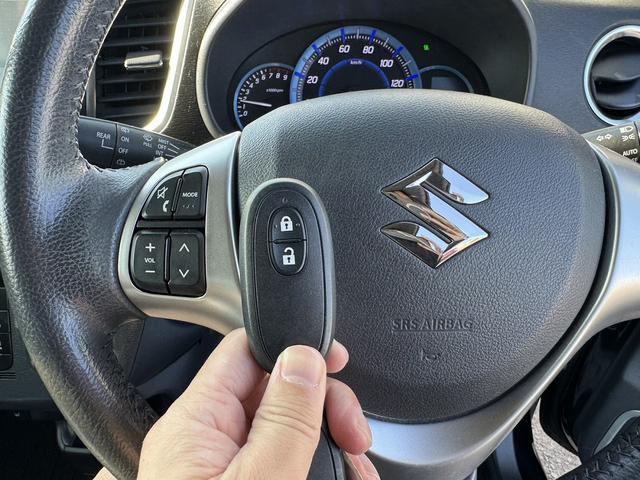 付いてて便利！とても人気の高い装備のスマートキーシステム。キーを携帯しているだけで、ドアロックの開閉並びにエンジンの始動が可能な装備です。プッシュスタートですのでエンジンの始動もボタンを押すだけです