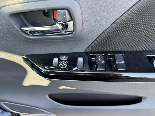 パワーウィンドウのスイッチですよ。運転席に居ながら窓を開け閉めのコントロールできますよ。