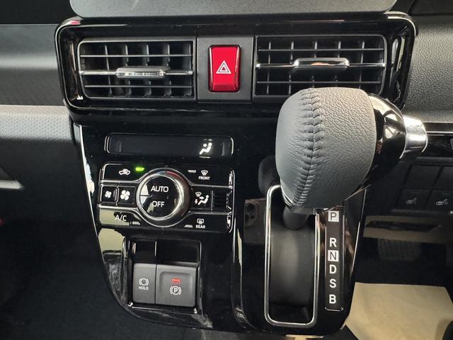 必ず使用するシフトレバー。確りと確認したいですね。