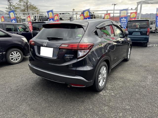 ヴェゼル ハイブリッドＸ　社外ナビ　シートヒーター　１６インチアルミホイール　エンジンプッシュスタート４ＷＤ　オートクルーズコントロール　衝突被害軽減システム　オートライト　ＬＥＤヘッドランプ　ＡＴ　盗難防止システム（4枚目）