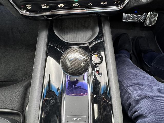 ヴェゼル ハイブリッドＸ　社外ナビ　シートヒーター　１６インチアルミホイール　エンジンプッシュスタート４ＷＤ　オートクルーズコントロール　衝突被害軽減システム　オートライト　ＬＥＤヘッドランプ　ＡＴ　盗難防止システム（11枚目）