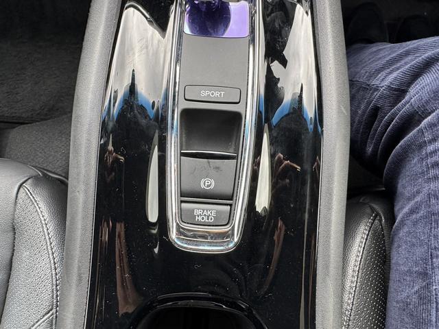 ヴェゼル ハイブリッドＸ　社外ナビ　シートヒーター　１６インチアルミホイール　エンジンプッシュスタート４ＷＤ　オートクルーズコントロール　衝突被害軽減システム　オートライト　ＬＥＤヘッドランプ　ＡＴ　盗難防止システム（12枚目）