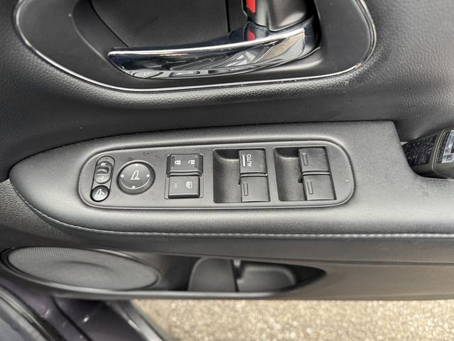 ヴェゼル ハイブリッドＸ　社外ナビ　シートヒーター　１６インチアルミホイール　エンジンプッシュスタート４ＷＤ　オートクルーズコントロール　衝突被害軽減システム　オートライト　ＬＥＤヘッドランプ　ＡＴ　盗難防止システム（17枚目）
