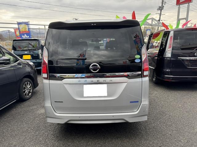 セレナ Ｂ　４ＷＤ　ドライブレコーダー　クリアランスソナー　オートクルーズコントロール　オートライト　スマートキー　アイドリングストップ　電動格納ミラー　３列シート　ＣＶＴ　盗難防止システム　衝突安全ボディ（4枚目）