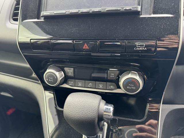 セレナ Ｂ　４ＷＤ　ドライブレコーダー　クリアランスソナー　オートクルーズコントロール　オートライト　スマートキー　アイドリングストップ　電動格納ミラー　３列シート　ＣＶＴ　盗難防止システム　衝突安全ボディ（9枚目）