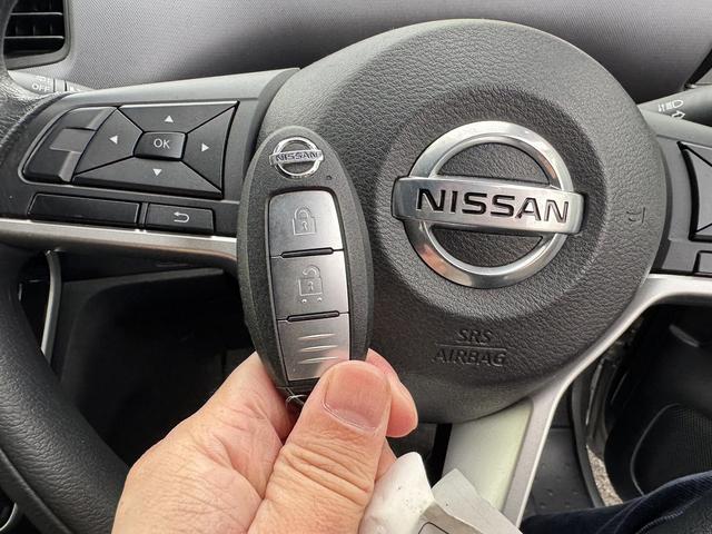 セレナ Ｂ　４ＷＤ　ドライブレコーダー　クリアランスソナー　オートクルーズコントロール　オートライト　スマートキー　アイドリングストップ　電動格納ミラー　３列シート　ＣＶＴ　盗難防止システム　衝突安全ボディ（11枚目）